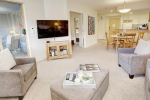 Heart of Whistler Village, Mountain Views, Pool & Hot Tub