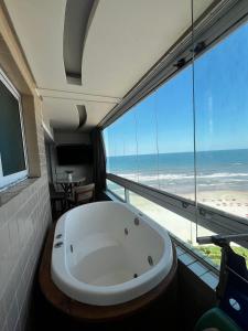 Vista Mar, 1 Dorm, Sacada com Jacuzzi , wi fi ,garagem, 5 hospedes, enfrente ao Mar