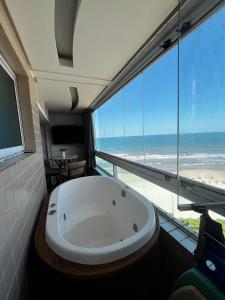 Vista Mar, 1 Dorm, Sacada com Jacuzzi , wi fi ,garagem, 5 hospedes, enfrente ao Mar