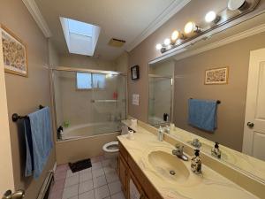 Nordel Way Guest House - Walk to Transit & Shopping - 20 Min to YVR