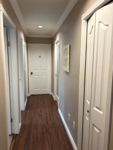 Nordel Way Guest House - Walk to Transit & Shopping - 20 Min to YVR