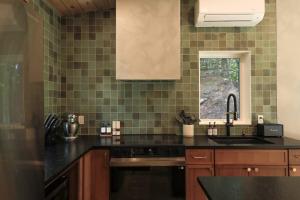 Cozy Luxury Cabin w Hot Tub, Fire Pit, King Bed