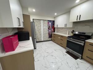 Downtown Vancouver Cozy Room - Near SkyTrain, BC Place & Free Parking