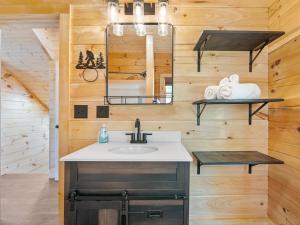 The Squatch Nest Hot tub Firepit Big Views