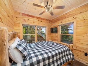 The Squatch Nest Hot tub Firepit Big Views