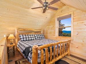 The Squatch Nest Hot tub Firepit Big Views