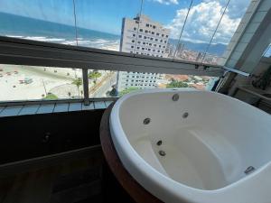 Vista Mar, 1 Dorm, Sacada com Jacuzzi , wi fi ,garagem, 5 hospedes, enfrente ao Mar