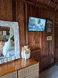 Artsy Cabin Jungle Pool & Unique Car Bath