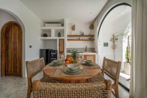 Unu V8 Mediterranean 2BR Rooftop & Pool In Canggu