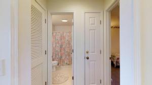 Tilghman Shores A4 2BR End Unit • Screened Porch • Close to Beach