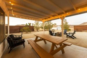 The Sawtooth House - Pioneertown Escape with Pool, Spa, Views & Fire Pit