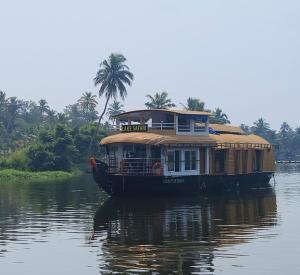 LAKE SAFARI House boat