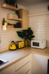 Surf Shack in Iconic Rainbow Bay - Coolangatta QLD (pet friendly)