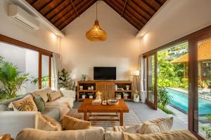 2BR Tropical Pool Villa Near Pererenan Beach