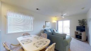 Tilghman Shores A4 2BR End Unit • Screened Porch • Close to Beach