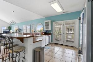 Charleston Court 10 5BR 5.5BA Charleston-Style • Walk to Shopping Eats Beach Across the Street