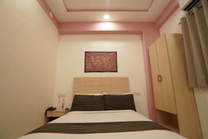 Hotel Grand Capitol Near Railway Station