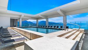 Stylish Oceanfront 2BR - Balcony with Sunset Views, Pools, Beach & Gyms