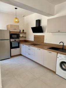 4-bedroom house with a pool