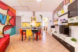 Black & White or Pop Art - Design Apartments with Parking & WiFi