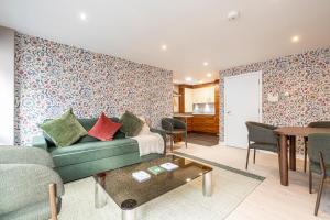 Amazing 2 bedroom apartments, Liverpool Street