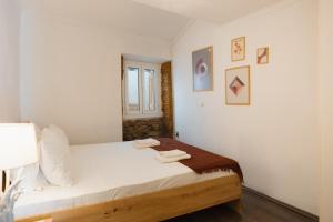 Cozy Loft near Port- Full Kitchen, AC, Parking