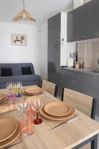 Air-conditioned apartment on the port side