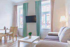 Comfy 2BR Apartment Very Central, 10-Min to Westbahnhof