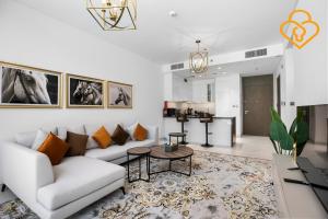 Beautiful Large 1BR Apt in District 1, MBR Minutes to Downtown