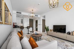 Beautiful Large 1BR Apt in District 1, MBR Minutes to Downtown