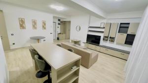 Wake up to the lake NorthSide Park Apartment