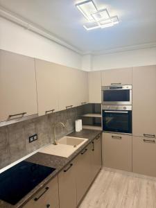 Wake up to the lake NorthSide Park Apartment