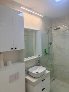 Wake up to the lake NorthSide Park Apartment