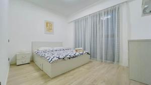 Wake up to the lake NorthSide Park Apartment