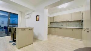 Wake up to the lake NorthSide Park Apartment