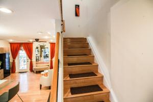 2320 Main - 3 Bd 1,5 Ba Glorious & Convenient DC 30 min metro