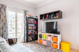 Apartment with terrace in Piraiki