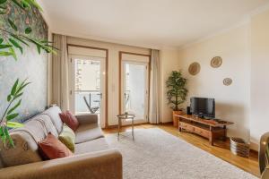 Sunny Beachside Escape by Minhos Guest