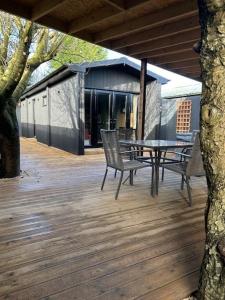 Rural Romantic Cabin-Hot Tub & Outdoor Kitchen