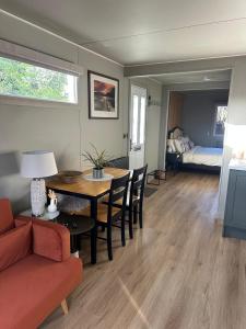 Rural Romantic Cabin-Hot Tub & Outdoor Kitchen