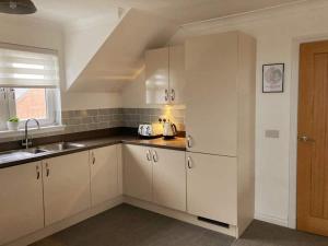 Modern 2 Bed Coastal Apartment