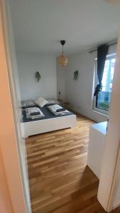 Modern 2-Bedroom Ground Floor Apartment with Free Parking