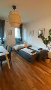 Modern 2-Bedroom Ground Floor Apartment with Free Parking