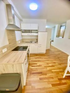 Modern 2-Bedroom Ground Floor Apartment with Free Parking
