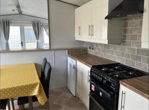Stylish 4 Berth Caravan At Dovercourt Holiday Park Ref 44413A