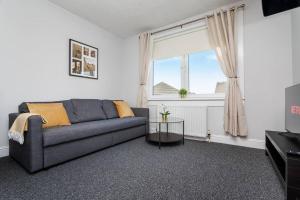 Ideal Work Stays 3BR Free Parking Sleeps 6