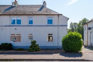 Ideal Work Stays 3BR Free Parking Sleeps 6