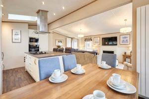 Sutton Lodge with Hot Tub