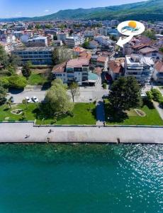 Blue Lake 1 - Stylish New Apartment With Backyard