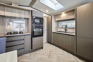 Pebble Lodge with Hot Tub